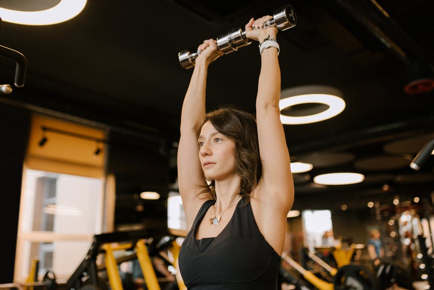 woman lifting weight at the gym